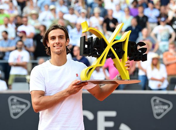 多次表现出 多次表现出